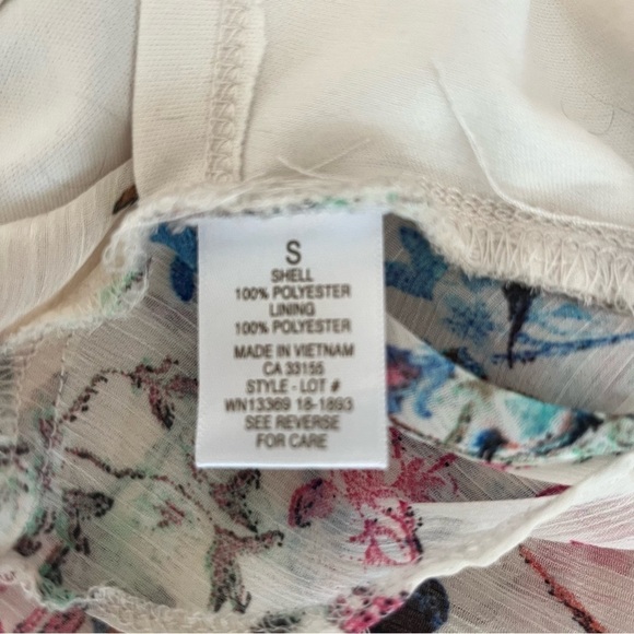 TAMARA H. Floral and Bird Patterned Ruffled Blouse Size Small - Picture 6 of 6